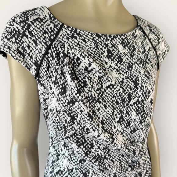 Donna Ricco Cap Sleeve Ruched Waist Sheath Dress Stretch Size 10 Black Abstract - Picture 6 of 16